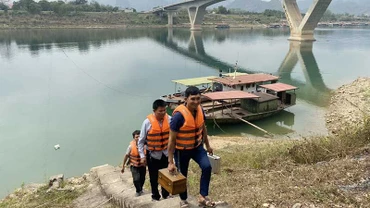 Hoạt động quan trắc thủy văn cảnh báo sớm nguồn nước hạ du tại Trạm Thủy văn Hòa Bình.