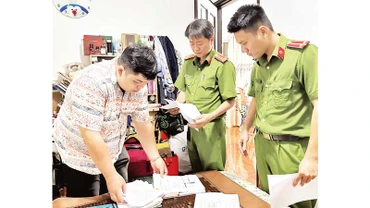 Cơ quan chức năng làm việc với một đối tượng cho vay nặng lãi. (Ảnh CTV)