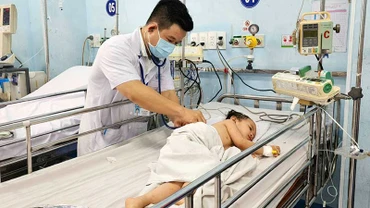 Chăm sóc, điều trị cho trẻ mắc bệnh tay chân miệng tại Bệnh viện Nhi đồng 1 (Thành phố Hồ Chí Minh).