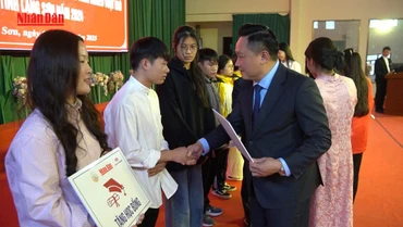 [Video] Báo Nhân Dân trao học bổng cho sinh viên nghèo vượt khó