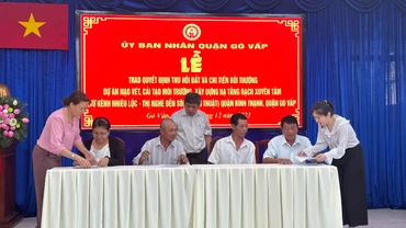 Các hộ dân phường 5, quận Gò Vấp ký quyết định nhận đền bù, hỗ trợ Dự án rạch Xuyên Tâm.