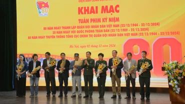 Thiếu tướng Trần Ngọc Anh, Phó Bí thư Đảng ủy Cơ quan Tổng cục Chính trị, Cục trưởng Cục Chính trị tặng hoa đại diện các đoàn làm phim.
