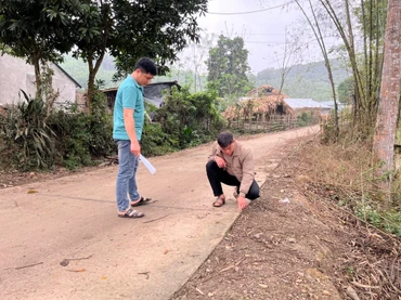 Ban giám sát đầu tư cộng đồng thôn Nà Giáo (Thanh Thịnh, Chợ Mới, Bắc Kạn) kiểm tra chất lượng đổ bê-tông công trình đường qua thôn 