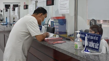 Lao động đến giao dịch tại Bảo hiểm xã hội thành phố Đà Nẵng. (Ảnh: Anh Đào)