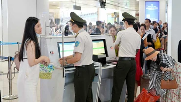 19 tập đoàn, tổng công ty do Ủy ban làm đại diện chủ sở hữu chiếm khoảng 49% vận tải hành khách hàng không nội địa. Trong ảnh: Lực lượng an ninh hàng không sân bay Nội Bài kiểm tra an ninh đối với khách đi máy bay.