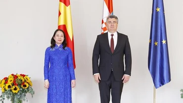 Tổng thống Croatia Zoran Milanovic đón Phó Chủ tịch nước Võ Thị Ánh Xuân. (Ảnh: TTXVN)