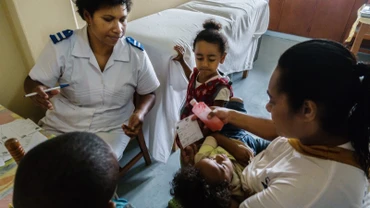 Tiêm chủng vaccine phòng sởi cho trẻ em. (Ảnh: WHO)