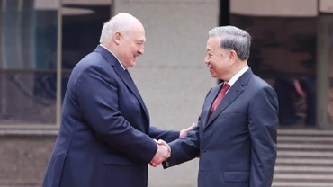 Tổng thống Belarus Aleksandr Lukashenko đón Tổng Bí thư Tô Lâm. (Ảnh: Thống Nhất/TTXVN)