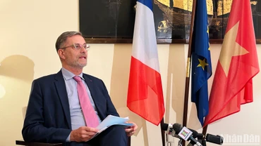 Đại sứ Pháp tại Việt Nam Olivier Brochet trao đổi với báo chí trước thềm chuyến thăm cấp nhà nước tới Việt Nam của Tổng thống Emmanuel Macron. (Ảnh: HẢI YẾN)