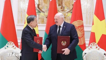 Tổng Bí thư Tô Lâm và Tổng thống Aleksandr Lukashenko ký Tuyên bố chung về việc thiết lập quan hệ Đối tác chiến lược Việt Nam-Belarus. (Ảnh: Thống Nhất/TTXVN)