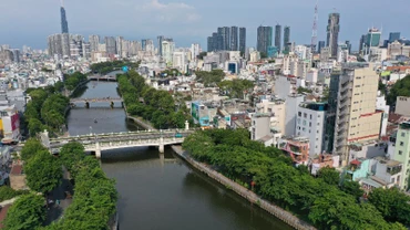 Cảnh quan hai bên bờ kênh Nhiêu Lộc-Thị Nghè được cải tạo trở nên trong lành, xanh mát. (Ảnh THẾ ĐẠI)