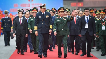 Đại tướng Phan Văn Giang, Ủy viên Bộ Chính trị, Phó Bí thư Quân ủy Trung ương, Bộ trưởng Quốc phòng và Thượng tướng Đổng Quân, Ủy viên Trung ương Đảng Cộng sản Trung Quốc, Bộ trưởng Quốc phòng Trung Quốc tại lễ đón.