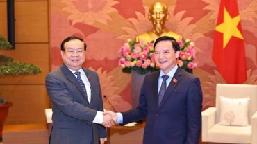 Phó Chủ tịch Quốc hội Nguyễn Khắc Định tiếp Chủ nhiệm Ủy ban Đối ngoại của Quốc hội Lào Sanya Praseuth. (Ảnh: TTXVN)