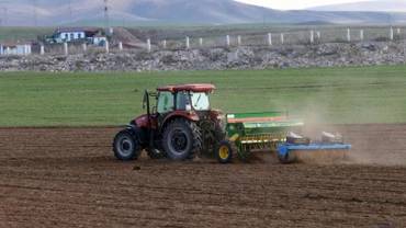 Một người nông dân vận hành máy nông nghiệp trên cánh đồng ở Ankara, Thổ Nhĩ Kỳ, ngày 23/4/2024. (Ảnh: TÂN HOA XÃ)