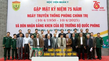 Các đại biểu chụp ảnh lưu niệm.