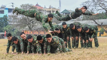 Các chiến đấu viên Lữ đoàn Đặc công Biệt động 1 luyện tập kỹ thuật nhào lộn qua giá nhiều người. (Ảnh Tuyên huấn Binh chủng Đặc công cung cấp)