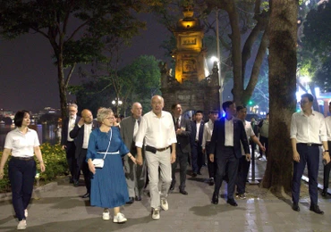 Tổng thống Hungary Sulyok Tamás và Phu nhân đi dạo tại khu vực hồ Hoàn Kiếm. (Ảnh: AN ĐĂNG/TTXVN)