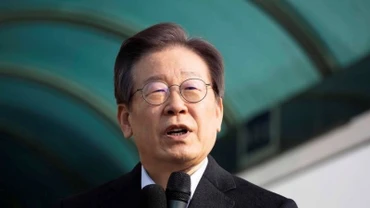 Ông Lee Jae Myung phát biểu trước khi rời Bệnh viện Đại học Quốc gia Seoul ở Seoul, Hàn Quốc, ngày 10/1/2024. (Ảnh: XINHUA)