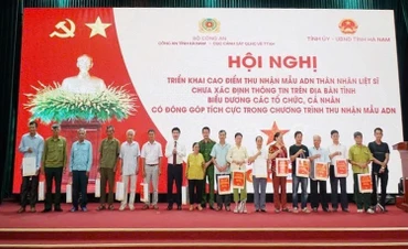 Đồng chí Trương Quốc Huy, Bí thư Tỉnh ủy, Chủ tịch Ủy ban nhân dân tỉnh, Trưởng Đoàn đại biểu Quốc hội tỉnh Hà Nam, và lãnh đạo Cục C06, Bộ Công an, tặng quà các thân nhân gia đình liệt sĩ tỉnh.
