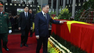 Đoàn Ban Chấp hành Trung ương Đảng do Tổng Bí thư Tô Lâm dẫn đầu vào viếng nguyên Chủ tịch nước Trần Đức Lương. (Ảnh: TTXVN)