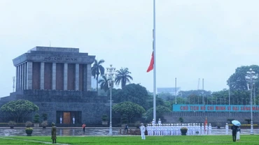 Lễ treo cờ rủ Quốc tang nguyên Chủ tịch nước Trần Đức Lương tại Quảng trường Ba Đình. (Ảnh: TTXVN)