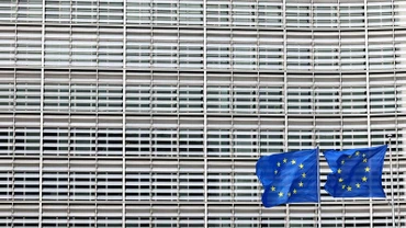 Cờ châu Âu tung bay bên ngoài trụ sở Ủy ban châu Âu tại Brussels, Bỉ ngày 13/3/2023. (Ảnh: Reuters)