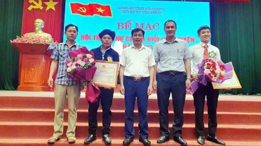 Đồng chí Phàn Tờ Mìn, Bí thư Chi bộ thôn Đoàn Kết (thứ hai từ trái qua) giành giải khuyến khích trong hội thi Bí thư chi bộ giỏi huyện Yên Minh, tỉnh Hà Giang.