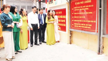 Các đại biểu tham quan mô hình Tổ dân phố kiểu mẫu tại Tổ 23, phường Trung Liệt, quận Đống Đa.