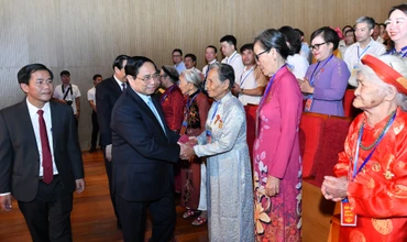 Thủ tướng Phạm Minh Chính với các Mẹ Việt Nam anh hùng và các đại biểu dự hội nghị. (Ảnh: ĐĂNG KHOA)