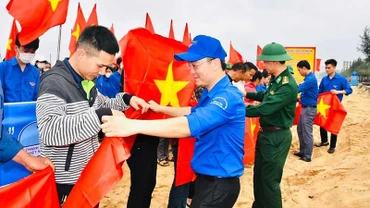 Tặng cờ Tổ quốc, khích lệ ngư dân vươn khơi, bám biển.