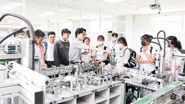 Sinh viên Khoa kỹ thuật, Trường đại học Quốc tế Miền Đông, tỉnh Bình Dương. (Ảnh: Trịnh Bình)