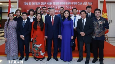 Tổng Bí thư Tô Lâm và Phu nhân cùng các đại biểu. (Ảnh: THỐNG NHẤT/TTXVN)