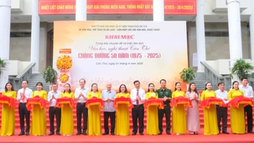 Lãnh đạo thành phố Cần Thơ cắt băng Triển lãm ảnh "Văn học, nghệ thuật Cần Thơ chặng đường 50 năm”.