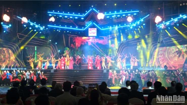 Tốp ca múa "Vững bền một cõi non sông".
