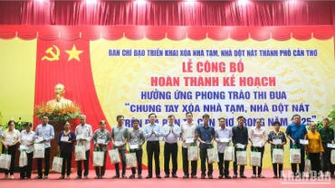 Lãnh đạo thành phố Cần Thơ trao tặng các phần quà đến các hộ dân đã được hỗ trợ xây dựng, sửa chữa nhà ở trong năm 2025.