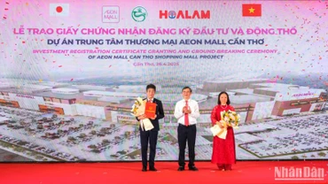 Chủ tịch Ủy ban nhân dân thành phố Cần Thơ Trương Cảnh Tuyên trao Giấy chứng nhận đăng ký đầu tư cho Tập đoàn Hoa Lâm.