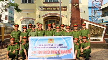 Các đại biểu tham dự tại khuôn viên Nhà truyền thống Công an thành phố Cần Thơ.