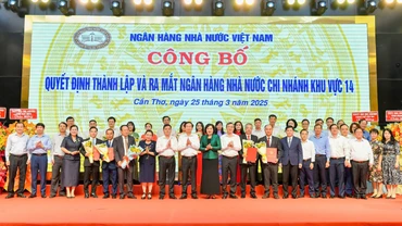 Bà Nguyễn Thị Hồng, Bí thư Đảng ủy, Thống đốc Ngân hàng Nhà nước trao Quyết định và tặng hoa cho Ban lãnh đạo Ngân hàng Nhà nước khu vực 14.