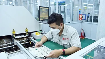 Lao động ở Công ty CP Bóng đèn Phích nước Rạng Đông, Hà Nội (Ảnh minh họa: DUY ĐĂNG).