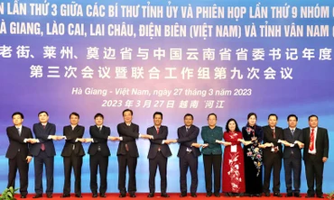 Lãnh đạo các tỉnh biên giới Việt Nam và tỉnh Vân Nam (Trung Quốc) chụp ảnh đoàn kết chúc mừng thành công hội nghị.