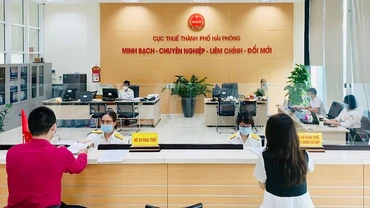 Giao dịch tại Cục Thuế Hải Phòng. (Ảnh: Quang Dũng)