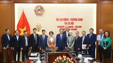 Các đại biểu chụp ảnh lưu niệm. (Ảnh: Molisa)