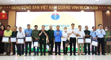 Lãnh đạo các cấp tỉnh Lai Châu tặng quà cho người có công, thân nhân, gia đình liệt sĩ và thương bệnh binh.