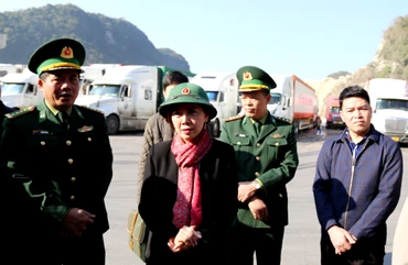 Lãnh đạo tỉnh Lạng Sơn cùng đại diện lãnh đạo các ngành chức năng ở cửa khẩu kiểm tra thực tế hoạt động xuất, nhập khẩu hàng hóa tại cửa khẩu phụ Tân Thanh. (Ảnh: Văn Lãng).