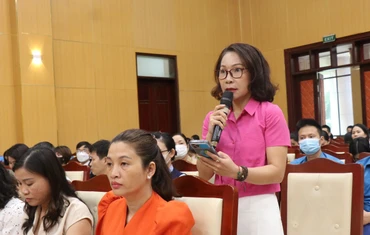 Cử tri phát biểu ý kiến tại hội nghị.