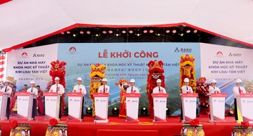 Các đại biểu thực hiện nghi thức khởi công dự án.