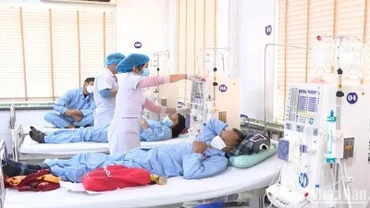Bệnh nhân chạy thận nhân tạo tại Bệnh viện đa khoa Đông Hưng, Thái Bình. (Ảnh: MAI TÚ)
