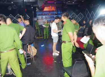 Công an huyện Vân Đồn bắt giữ nhóm đối tượng tổ chức sử dụng trái phép chất ma túy tại quán Pub ở thị trấn Cái Rồng, Quảng Ninh.