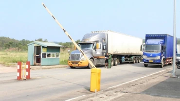 Phương tiện chở hàng hóa thông quan qua Lối mở Cầu phao Km3+4 Hải Yên, Móng Cái.