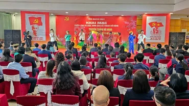 Chương trình nghệ thuật đặc sắc tại Triển lãm về Đảng Cộng sản Việt Nam.
